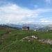 Das helle kleine Häuschen rechts neben der Spitzmeilenhütte ist der Hühnerstall. Auf der linken Seite, nicht sichtbar, wird ein Zweierzimmer angebaut.