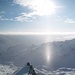Spiel mit Sonne und Schneepartikel in der Luft