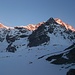 Der Obere Knott und die Erhebung vor dem Signalkopf sind schon zu sehen. Nach links zieht der Verbindungsgrat zum Monte Zebru. Im Normalfall betritt man den Hintergrat erst oberhalb des Oberen Knotts.