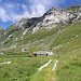 Kurz vor der Lampertsch Alp, wo man auch einkehren kann. Der Wanderweg führt mitten durch die Alp.