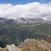 Blick Richtung Gotthardmassiv - das Gipfelbuch befindet sich unter dem Kreuz, vielleicht gibt's deshalb nur so wenig Einträge... Jedenfalls gab's noch keinen im 2017...