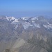 Das Sardonamassiv mit den stark ausgeaperten Gletschern vom Tristelhorn aus. Links unten zeichnet sich die schöne Pyramide des Piz Sax ab.