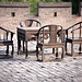 Tisch mit Stühlen auf der Stadtmauer von Pingyao - eine von mehreren Skulpturen auf der Stadtmauer von Pingyao.