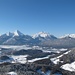 Noch herrscht der Winter über das Berchtesgadener Land: vlnr Steinernes Meer mit dem Zapfen der Schönfeldspitze, Watzmann, Hochkalter und Reiter Alpe. Zarter Dunst fließt vom Königssee herüber.