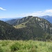 cresta verso il Poncino della Croce : uno sguardo verso l'Alpe di Neggia e il Monte Gambarogno