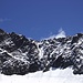 Die Seilschaft mit Bergführer ist oben am Grat im Zoom zu erkennen