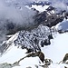 Rückblick über den begangenen Grat bis zur oberen Hölltalscharte. Das letzte Stück zum Gipfel ist dann in leichter I er Kletterei, mit der Schneeauflage nicht ganz ohne