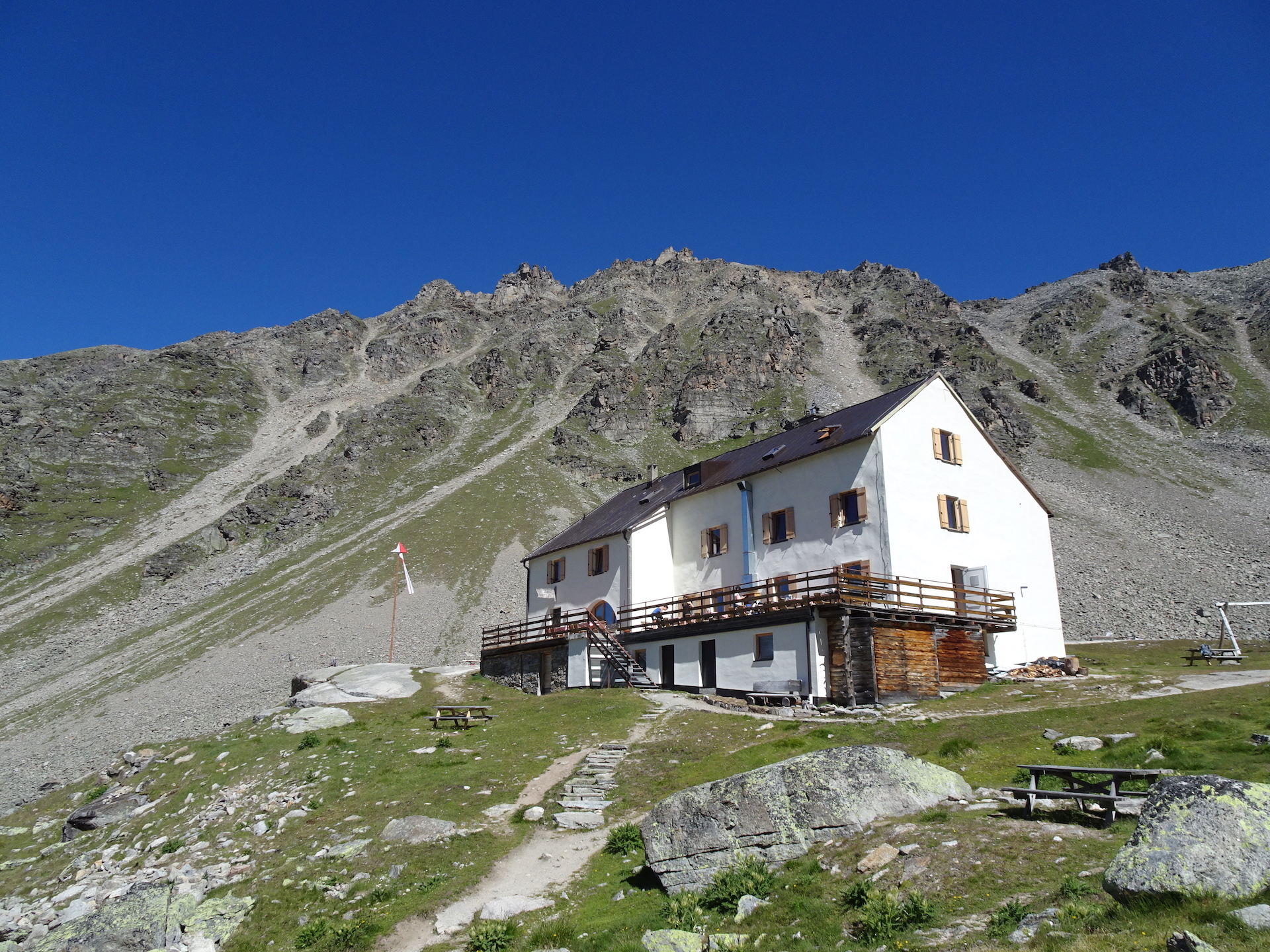 hervorragenden Terrasse und dahinter unser Ziel (der... [hikr.org]