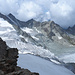 In der Mitte fällt der Glacier de Moiry zerklüftet und steil einige Hundert Meter ab