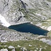 <b>Il versante calanchino è selvaggio e inospitale. Il verde Lagh de Stabi (2292 m), probabilmente uno dei laghetti alpini meno visitati della Svizzera italiana, non basta per ingentilire questo luogo dove la natura impone la sua indomabile legge. </b>