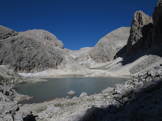 Unmittelbar hinter der Hütte liegt der Antermoiasee es...