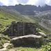 Die verlotterte Hütte der aufgegebenen Alp Vésevey