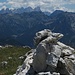 Über dem Steinmanderl des Mantello stehen die Berge der Palagruppe.
