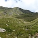 Nach der Almhütte geht es in den Sattel hinauf über steile und felsdurchsetzte Wiesenfelder zum Sattel zwischen Pizzo di Gino und Cima Pianchette, der Bocchetta di Valmori (2074 m)