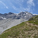 oberhalb der K2-Hütte erhebt sich der Ortler, links mit dem Hintergrat