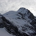 Ganz links im Bild noch die Steilstufe, im Fokus aber die Ostflanke des Rossalpelispitz. Die Hänge oberhalb der Steilstufe lassen sich wieder gut mit Ski begehen, die Gipfelflanke muss dann aber zu Fuss bewältigt werden.