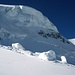 Eisbalkon auf der Bellavistaterasse unterhalb P.3888m. Rasches Gehen mit einem Blick nach oben ist angesagt...