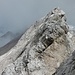 O-Grat der Östlichen Plattspitze beim Anstieg auf die namenlose Erhebung gesehen. Re oben sieht man ein Drahtseil. Das ist das letzte Foto während der Tour, kurz danach nebelten die Berge ein!