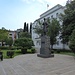 Denkmal von Marko Miljanov Popovich, einem General und Autor von Montenegro vor einem Regierungsgebäude