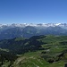 während des Abstiegs: Blick hinunter zur Fluonalp, und hinüber zu Güpfi und schneebedeckten Alpengipfeln