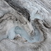 das Wasser wirft sich wild in Schlangenlinien den Gletscher hinab