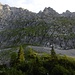 Steilflanke, durch die der Schafsteig hinaufführt, von der Höllentalangerhütte gesehen.
