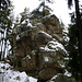Ca. 150m östlich des Hackelsteins steht der 'Augsburger Stein' auf den führt ein kurzer und der einzige Klettersteig des Fichtelgebirges. Der Einstieg rechts unten (grauer Fels) - die Route verläuft entlang der Schneeauflage steil nach oben (rechter Rand der Felsen)