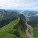 Vom Klein Blasseli aus sieht man den vorgelagerten Fulberg, der mit seinen 1935 m rund 100 m tiefer liegt.