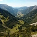 Blick über das Wiesengelände der verfallenen Taufersalpe ins Hintersteiner Tal