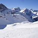 die höheren Lechtaler treten hervor: links die Oberlahmsspitze, dann das mächtige Massiv der Freispitze(2884m), dann die Saxerspitze, rechts davon der dunkle, kleine Turm ist die Holzgauer Wetterspitze