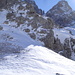 Gämsen oberhalb dem Alblitjöchl(2281m), von was leben die hier bloß?.  Die Leiterspitze wird sichtbar; in die kleine Scharte, rechts des Gratturms wird aufgestiegen