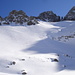 die ca. 30-35° steilen Hänge garantieren hier schönsten Skispaß; rechts die kleine Leiterspitze, der Gratturm und die große Leiterspitze ganz rechts