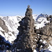 der markante Gratturm bei der Leiterscharte, rechts hinten: Muttekopf/Große Schlenkerspitze/Kleine Schlenkerspitze und die Dremelspitze(ganz rechts)