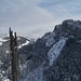 Blick vom Strahlkopf zur Westflanke vom Schönen Mann (rechts, Gipfel sieht man nicht) und zum Schwarzenberg (hinten links)