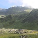 <b>I primi alpeggi che incontro sono il Rosso di Fuori (2128 m) e il  Rosso di Dentro (2090 m), due corti appartenenti all’Alpe Fieud, ai quali seguono l’Alpe di Vinei e l’Alpe Cavanna, riservata alle pecore.  </b>