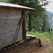 Die am Querpfad liegende Holzhütte, mit dem schon hier [http://www.hikr.org/gallery/photo1956106.html] beschriebenen "Fenster"