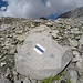 <b>In discesa, all’altezza delle Gane di Viei (2447 m), svolto a sinistra seguendo il sentiero bianco-rosso che aggira il Motto di Vinei (2303 m) sul suo lato nord, prima di raggiungere la strada sterrata al punto 2063 m. Il sentiero bianco-blu porta invece verso la Cresta del Poncionetto e il Passo Lucendro.</b>