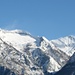 Der Föhn erzeugt kräftige Schneefahnen über den Gipfeln von Pizzo Tignolino und Testa di Menta.