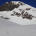 die Mädelegabel tritt ins Bild, aufgestiegen wird über den schneebedeckten Ostgrat
