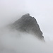 Der Plattigspitz-Ostgrat ragt beim Aufbruch von der Hanauer Hütte als erster aus den Regenwolken