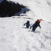 steil geht's hoch, unten unser Skidepot; unten, bei den beiden anderen Tourengehern zieht die steile Trettachrinne hoch