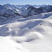 schönes Skigelände erklärt die vielen Skispuren