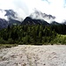 Im Flussbet/Bachbett der Linder, links kommt der Neualmbach das gleichnamige Tal herunter. Alle Berge liegen schon in Österreich.