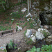 Am Alpe Adria Trail gibt es viele saubere Quellen, Trinkwasser muss also erst unterwegs aufgefüllt werden, aber zwingend vor dem Abzweig zur Pl. Dolec (ab dort keine Quellen mehr)
