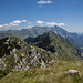 Gipfelblick vom Veliki Vrh zum Kranji Vrh, im Hintergrund der Krn