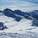 Blick vom Gipfel des Biet hinüber zu Druesberg und Forstberg; davor Schülberg (rechts) und Rütistein (links).