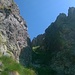 L'attacco della "Via 'Innominata", se si guarda bene la foto, sulla parete sinistra, si nota un alpinista alle prese con la roccia.
