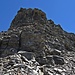 Steilstufe am NW-Rücken, halbrechts erkennt man Bergsteiger und Drahtseile.