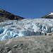 Über Felsen geht's zum Gletscher, immer dem roten Punkt nach.