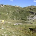 <b>Dopo un’ora e venti minuti di cammino pervengo al suggestivo Pass di Passit (2082 m), un colle caratterizzato da due laghetti, da zone umide, da uno spartano rifugio, da pietraie e da pascoli pingui.</b>